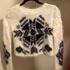 hollister fuzzy cropped sweater, size extra small
